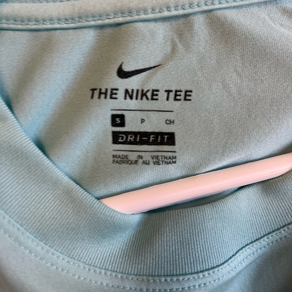 Nike Dry Fit Workout Top. NWOT - Picture 3 of 3